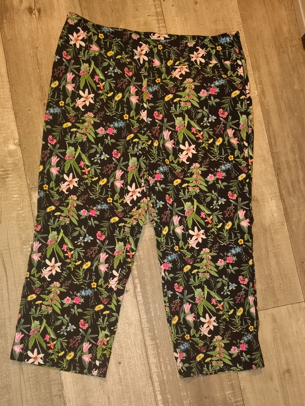 Roz & Ali Black Floral Capri Pants with Pink and Green Accents